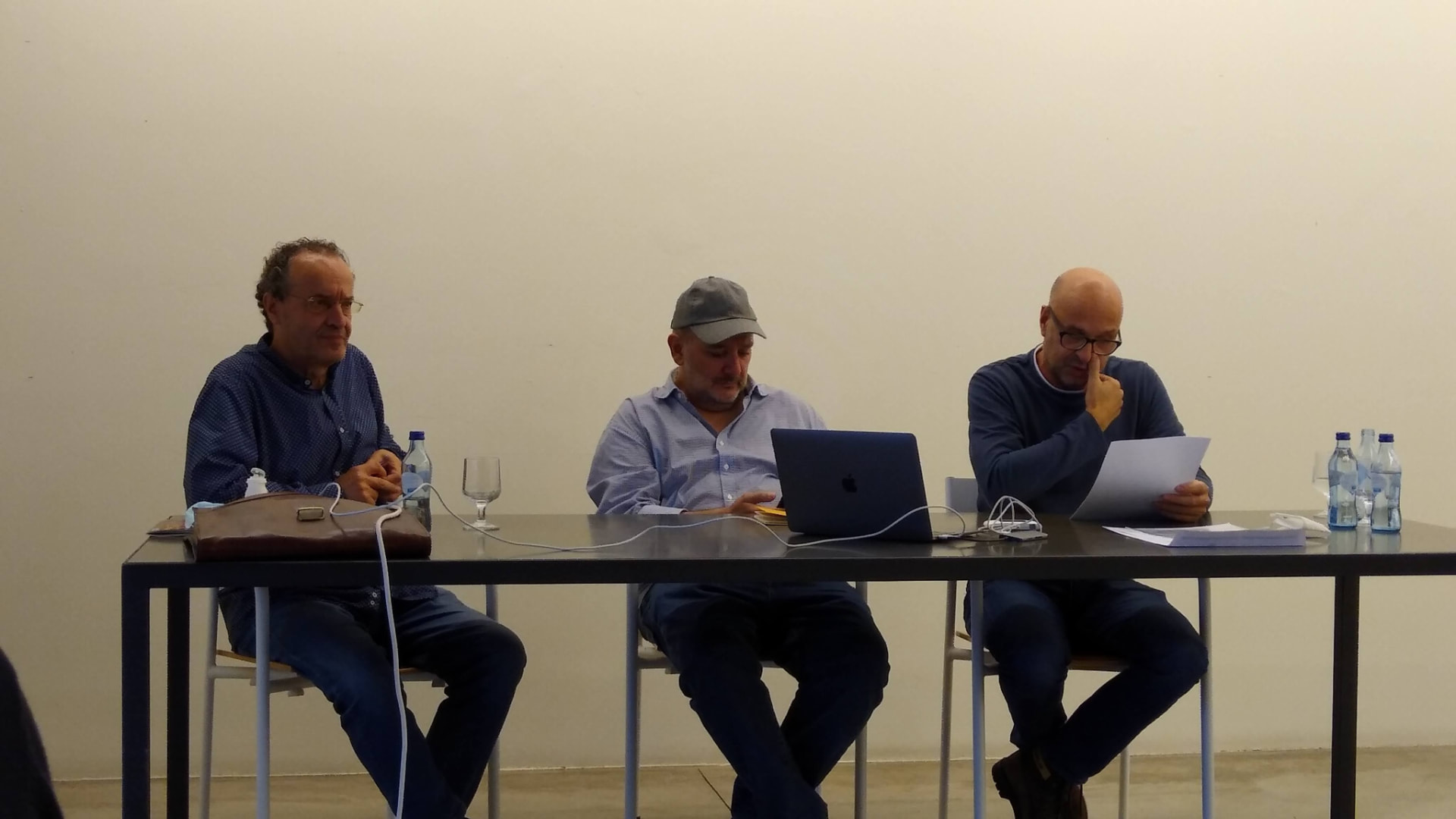 Luís Carmelo, João Paulo Cotrim e Paulo José Miranda sentados à mesa no lançamento do Cálice